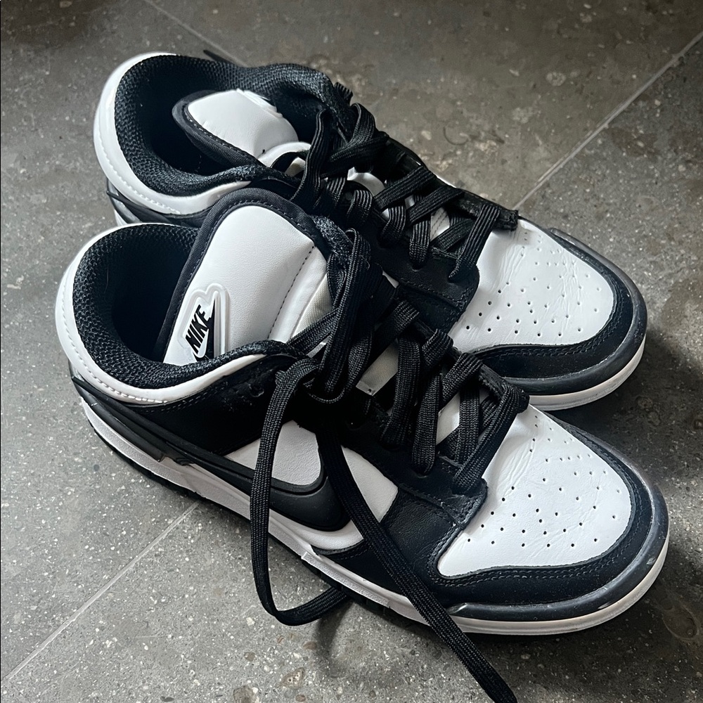 Nike Men's Black and White Sneakers
